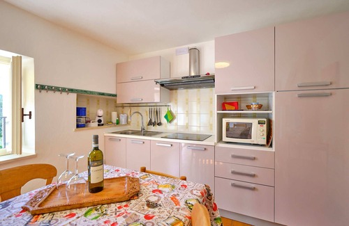 Costermano House | Caratteristica Casa Nelle Colline di Garda in Tranquillo Borgo Immerso nel Verde