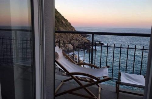 Vernazza Apartment | Carattino 12 Idyllic Seafront Retreat