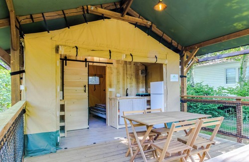 Saint-Martial-de-Nabirat RV Rental | Caravan 'Tente Lodge' with Shared Pool, Private Terrace and Wi-Fi