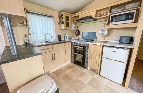 Clacton-on-Sea House | Caravan at Highfield Grange with decking, sleeps 6 ref 26446BA