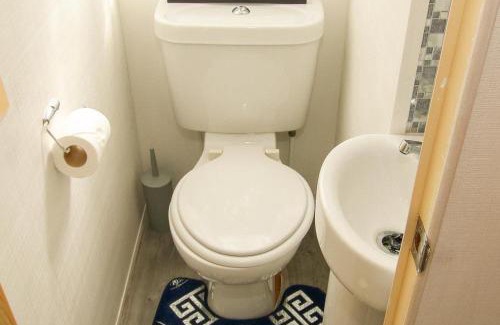 Dymchurch House | Caravan Beach Park - Sleeps 8 Parking & Pool