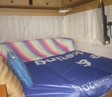 Rat Burana Hotel | Caravan Hotel have TV & Netflix