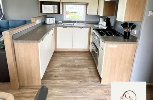 Mablethorpe Cabin | Caravan in Mablethorpe- 2bed-PetsOk-Sleeps6-Wifi
