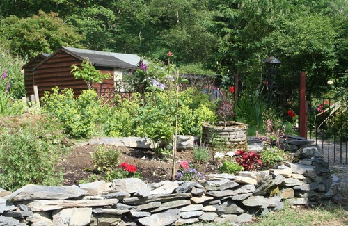 Beddgelert House | Caravan own private garden. lit car park, secluded open aspect, Mountain views.