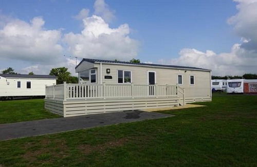 Fenny Bentley House | Caravan with decking at Ashbourne Heights Holiday Park ref 66025TV