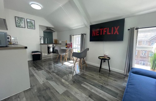 Riverside Apartment | Cardiff Stadium Free-Parking King-SizeBed FastWifi