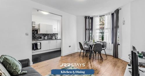 Riverside Apartment | Cardiff Stylish 2 Bedroom Sleeps 6 Wi-Fi - JRR Stays