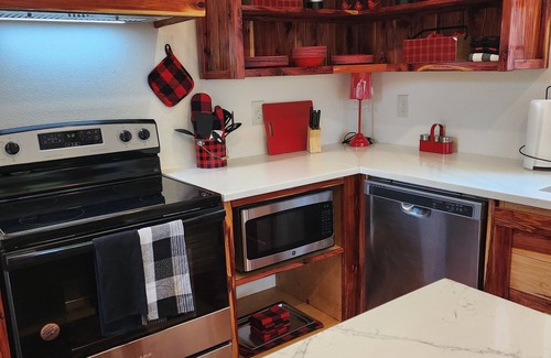 Cayuga Cottage | Cardinal Cottage on the lake with beautiful views!