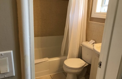 Talbotville Hotel | Cardinal Court Motel