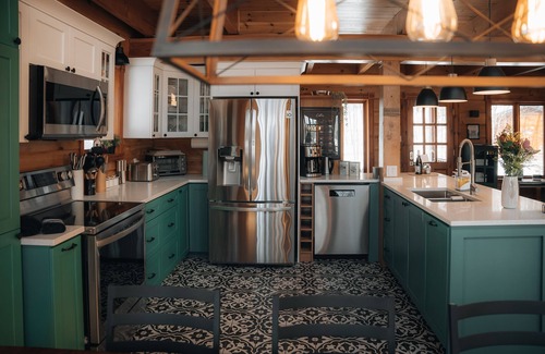 Saint-Calixte Ski Chalet | Cardinal de Beauvoir ♥ Spa ☼ Bord de Lac ↟ Foyer