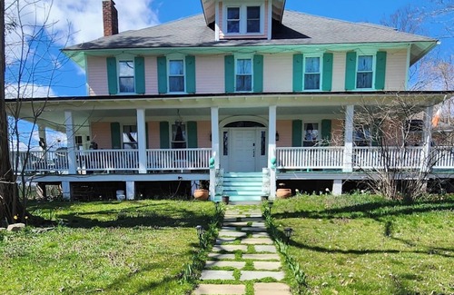 Montgomery House | Cardinal Farm-The Bluebird Room
