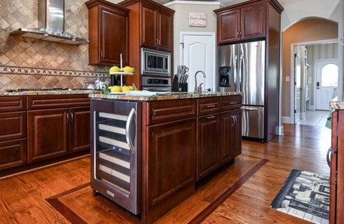 Martin House | Cardinal Rose Lakehouse with Hot Tub