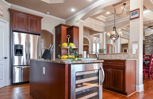 Martin House | Cardinal Rose Lakehouse with Hot Tub