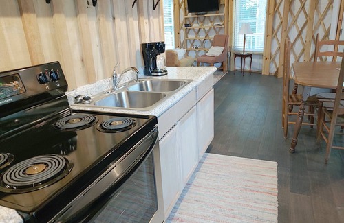 Glen Lyn Cabin | Cardinal Yurt at Kairos Resort