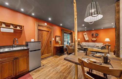 Waco Cottage | Cardinal’s Calln A Tiny House in Woods ★