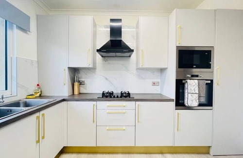 Crookston Apartment | Cardonald Central - stylish three bedroom apartment