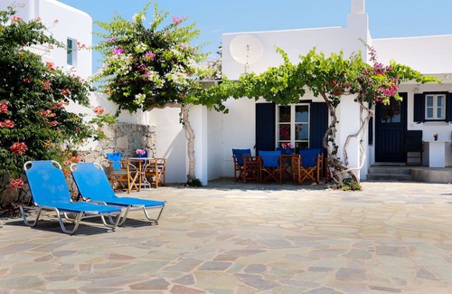 Kastraki House | Care Naxos Family home with 3 bedrooms approximately 60m from Kastraki beach