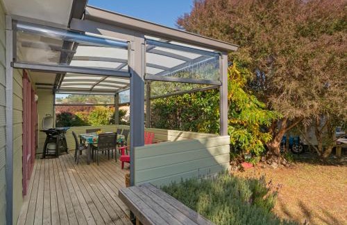 Cooks Beach House | Carefree at Cooks - Cooks Beach Bach