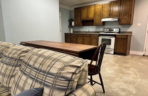 Phenix City Cottage | Caretakers Cottage with pool