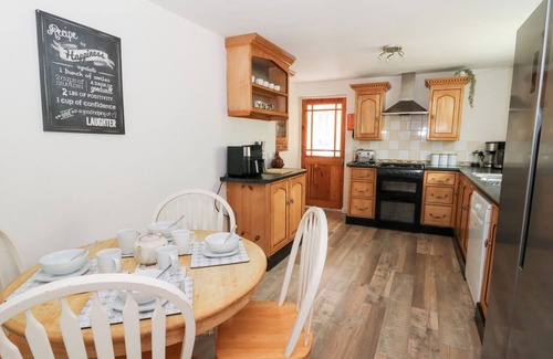 Bethania Cottage | CARIAD COTTAGE, pet friendly, with hot tub in Cross Inn