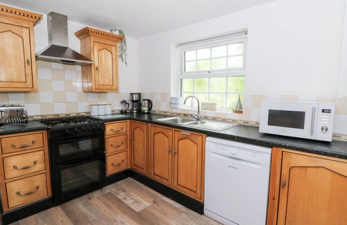 Bethania Cottage | CARIAD COTTAGE, pet friendly, with hot tub in Cross Inn