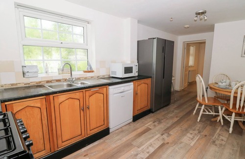 Bethania Cottage | CARIAD COTTAGE, pet friendly, with hot tub in Cross Inn