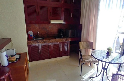 Puerto Juarez Condo | Caribbean sea is waiting for you at a discount with condo on the beach & pools