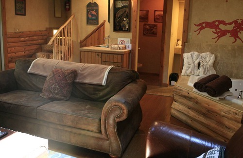 Utica Cottage | Caribou(Pet Friendly)-Cottage-Jacuzzi-Queen