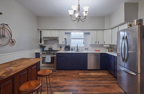 Moraine Cottage | Carillon Cottage - Modern Comfort & Vintage Design
