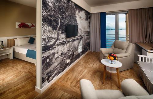 Donja Josica Hotel | Carine Hotel Delfin