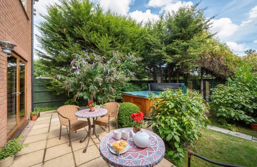 Lowestoft House | Carisbrooke - Three Bedroom House, Sleeps 6