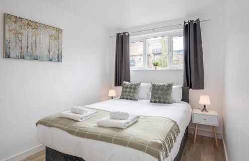 Bow House | Carlile House - 5 bedroom, Sleeps 8, Free Parking, 2 bathrooms by Damask Homes