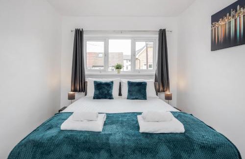 Bow House | Carlile House - 5 bedroom, Sleeps 8, Free Parking, 2 bathrooms by Damask Homes