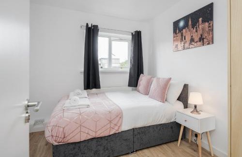 Bow House | Carlile House - 5 bedroom, Sleeps 8, Free Parking, 2 bathrooms by Damask Homes