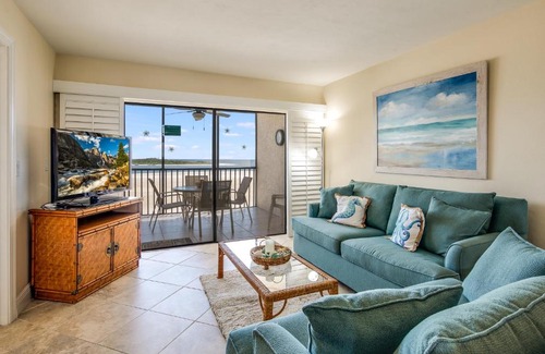 South Island Apartment | Carlos Pointe 422, Heated Pool, 2 Bedrooms, Gulf Front, Elevator, Sleeps 6