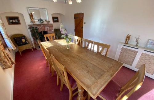 Little Glemham House | Carlton Cottage Country Retreat - Perfect for Ipswich - Aldeburgh - Southwold - Thorpeness - Sizewell B - Sizewell C - Sleeps 13