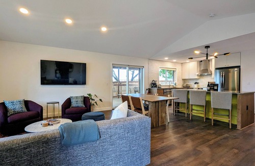Carlton House | Carlton Crush Pad ~ Where Your Wine Country Getaway Comes to Life