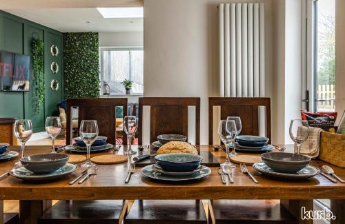 Mapperley House | Carlton Hill House - 5 Bedroom House with Parking