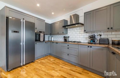 Mapperley House | Carlton Hill House - 5 Bedroom House with Parking