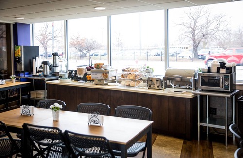 Archer Heights Hotel | Carlton Inn Midway