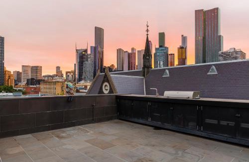 Carlton South House | Carlton Luxury Kings Mansion - 5min to CBD, Garage and Rooftop