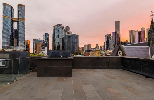 Carlton South House | Carlton Luxury Kings Mansion - 5min to CBD, Garage and Rooftop