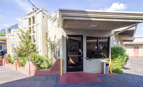 Studio City Hotel | Carlton Motor Lodge