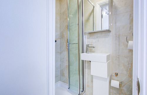 Kilburn Apartment | Carlton Residence Sleeps 6