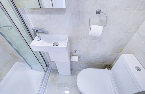 Kilburn Apartment | Carlton Residence Sleeps 6