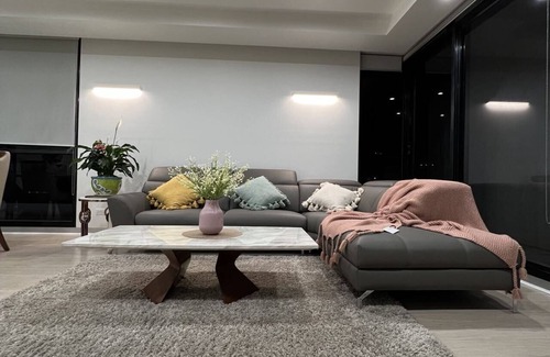 Carlton South Apartment | Carlton Stunning View Apartment with Free Parking