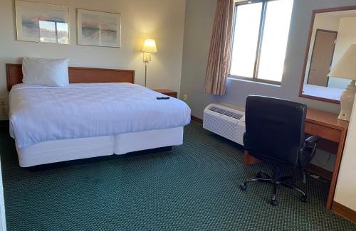 Carlyle Hotel | Carlyle Inn & Suites