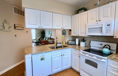 Corpus Christi Condo | "Carmel" deluxe 1st-floor 2-bedrm condo by pool, pond & beach