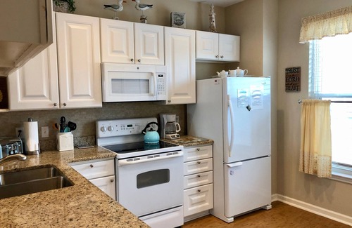Corpus Christi Condo | "Carmel" deluxe 1st-floor 2-bedrm condo by pool, pond & beach