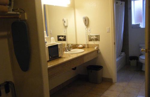 Munras Avenue Hotel | Carmel Hill Lodge
